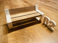 Komplett 3D-gedruckte Bank mit der Nummer 02, aus Holz- und Kunststoffelementen von easy-sticks, Teil des Bank Edge Design 02.