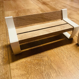 Detailansicht einer 3D-gedruckten Bank mit Holzlatten und weißen Seitenteilen von easy-sticks, Teil des Bank Edge Design 02.