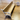 Detailaufnahme einer eleganten Bank mit filigranen Seitenteilen, gestaltet mit dem Bank Edge Design 08 von easy-sticks. Die Bank besteht aus Holz und besteht perfekt für kreative 3D-Druckprojekte.