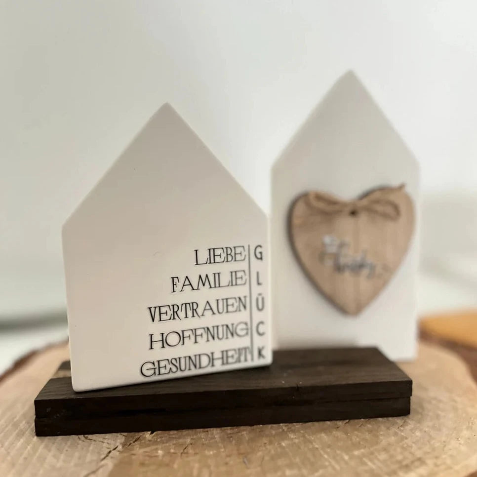 Dekoratives Hausobjekt mit positiven Wörtern wie 'Liebe', 'Familie', und ein Herzanhänger, perfekt für stimmungsvolle Dekoideen, von easy-sticks, Rub on UV Sticker randlos Muttertag A5.