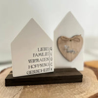 Zwei charmante Deko-Häuser mit den Inschriften 'LIEBE, FAMILIE, VERTRAUEN, HOFFNUNG, GESUNDHEIT' und 'GLÜCK', erhältlich bei easy-sticks.