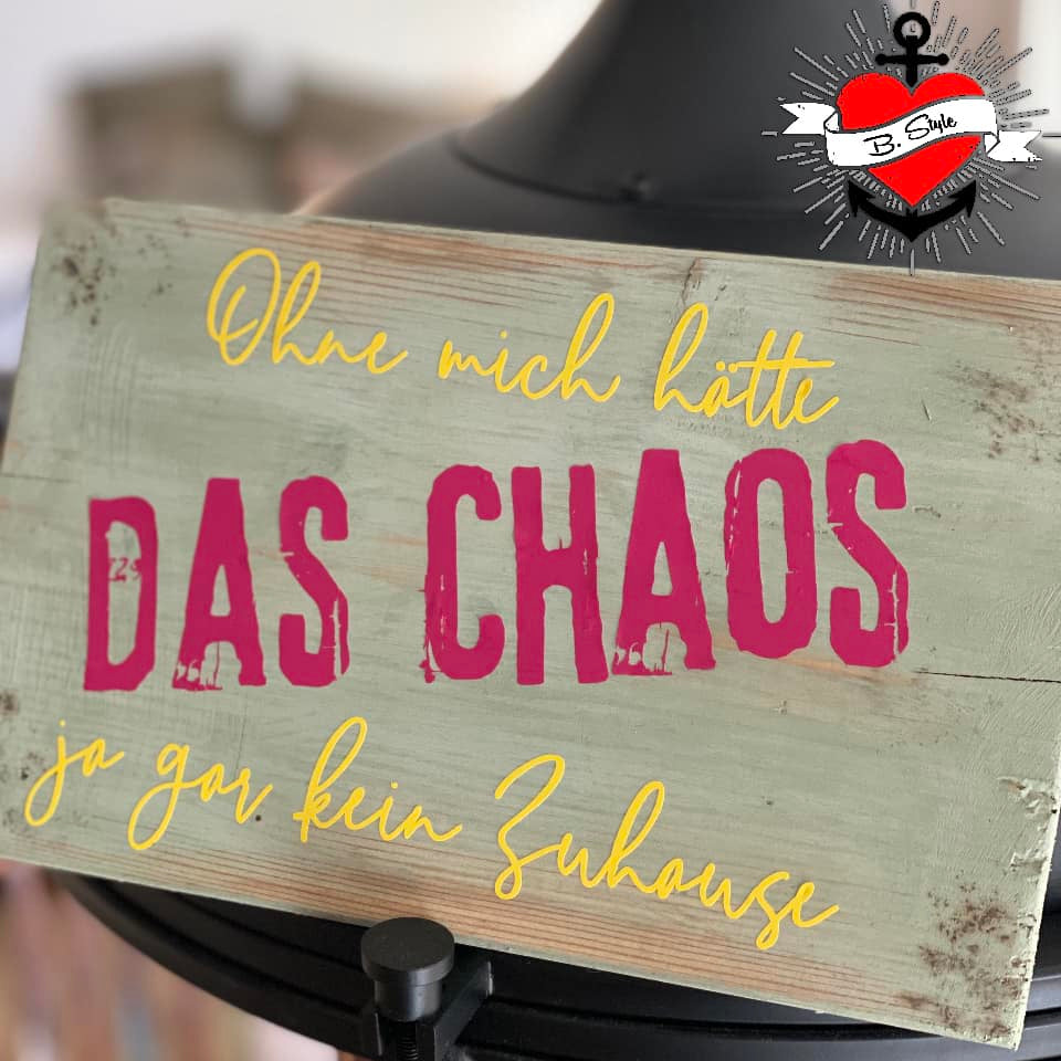 Rustikales Holzschild mit dem Schriftzug 'DAS CHAOS', kreiert von easy-sticks. Ein Highlight für jedes Zuhause!
