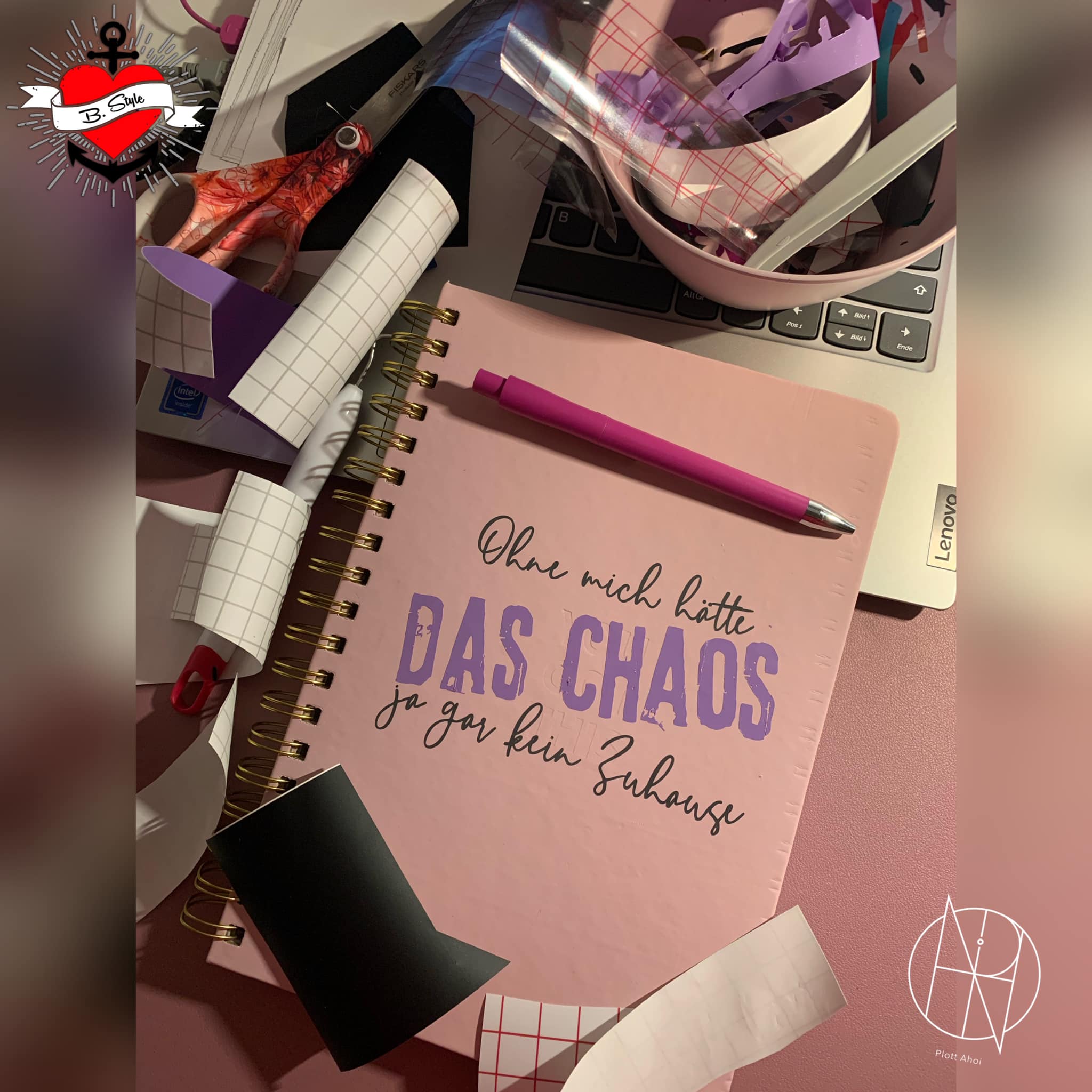 Notizbuch, das mit dem Text 'DAS CHAOS' bedruckt ist, umgeben von Bastelmaterialien, ein kreatives Produkt von easy-sticks.