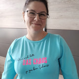 Frau trägt ein hellblaues Shirt mit dem Spruch 'DAS CHAOS', designt von easy-sticks, ideal für kreative DIY-Projekte.