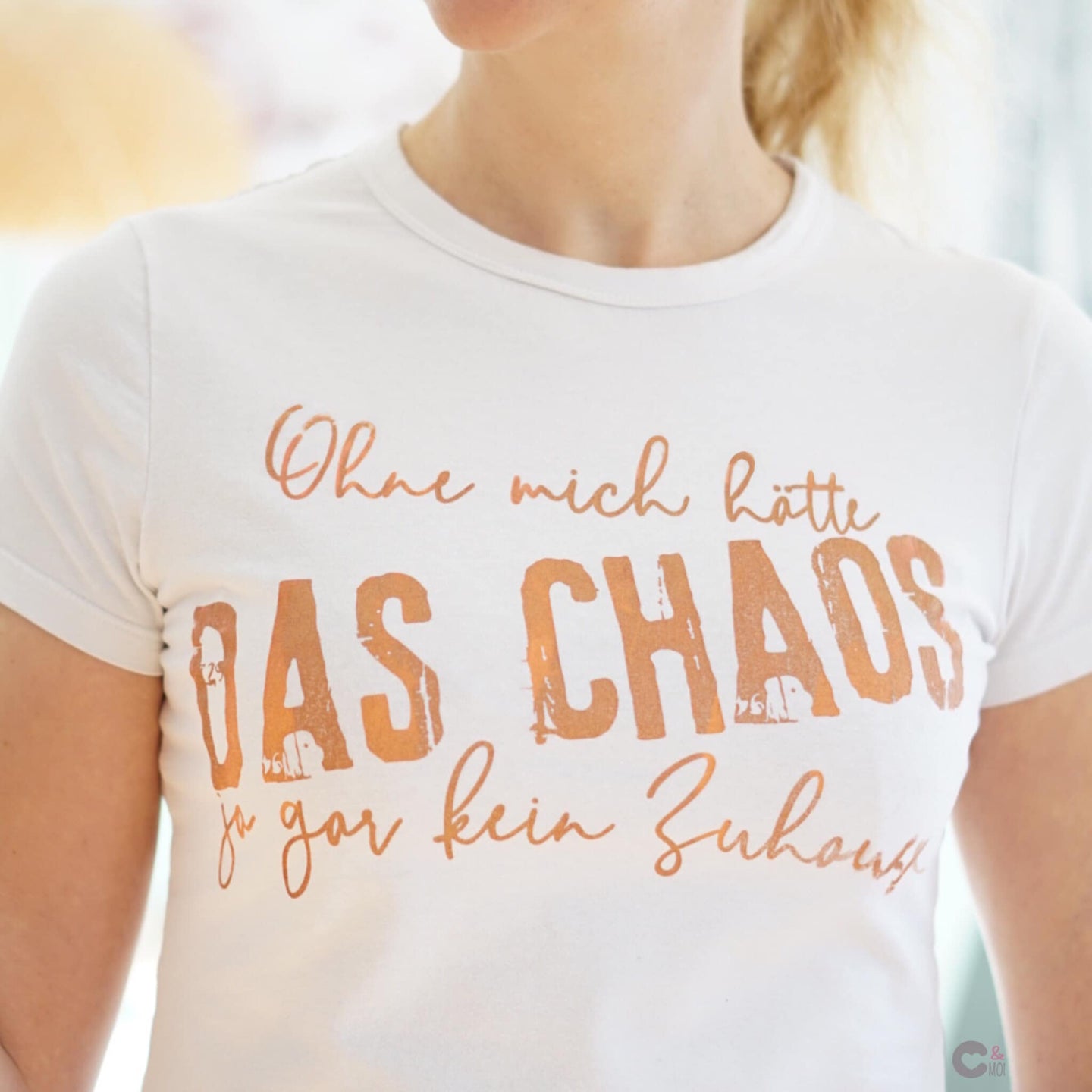 Modisches T-Shirt mit dem Aufdruck 'DAS CHAOS', das von easy-sticks entworfen wurde, ideal für kreative Köpfe.