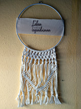 Ein stylisches Wandbehang aus Makramee mit der inspirierenden Botschaft "Das Leben ist zu kurz für irgendwann" von easy-sticks, ideal für künstlerische Akzente im Zuhause.