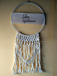 Ein stylisches Wandbehang aus Makramee mit der inspirierenden Botschaft "Das Leben ist zu kurz für irgendwann" von easy-sticks, ideal für künstlerische Akzente im Zuhause.