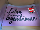 Verschönertes Kunstwerk mit der Plotterdatei "Das Leben ist zu kurz für irgendwann" von easy-sticks auf rosa Hintergrund, perfekt für DIY-Projekte.