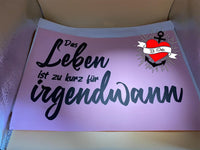 Verschönertes Kunstwerk mit der Plotterdatei "Das Leben ist zu kurz für irgendwann" von easy-sticks auf rosa Hintergrund, perfekt für DIY-Projekte.