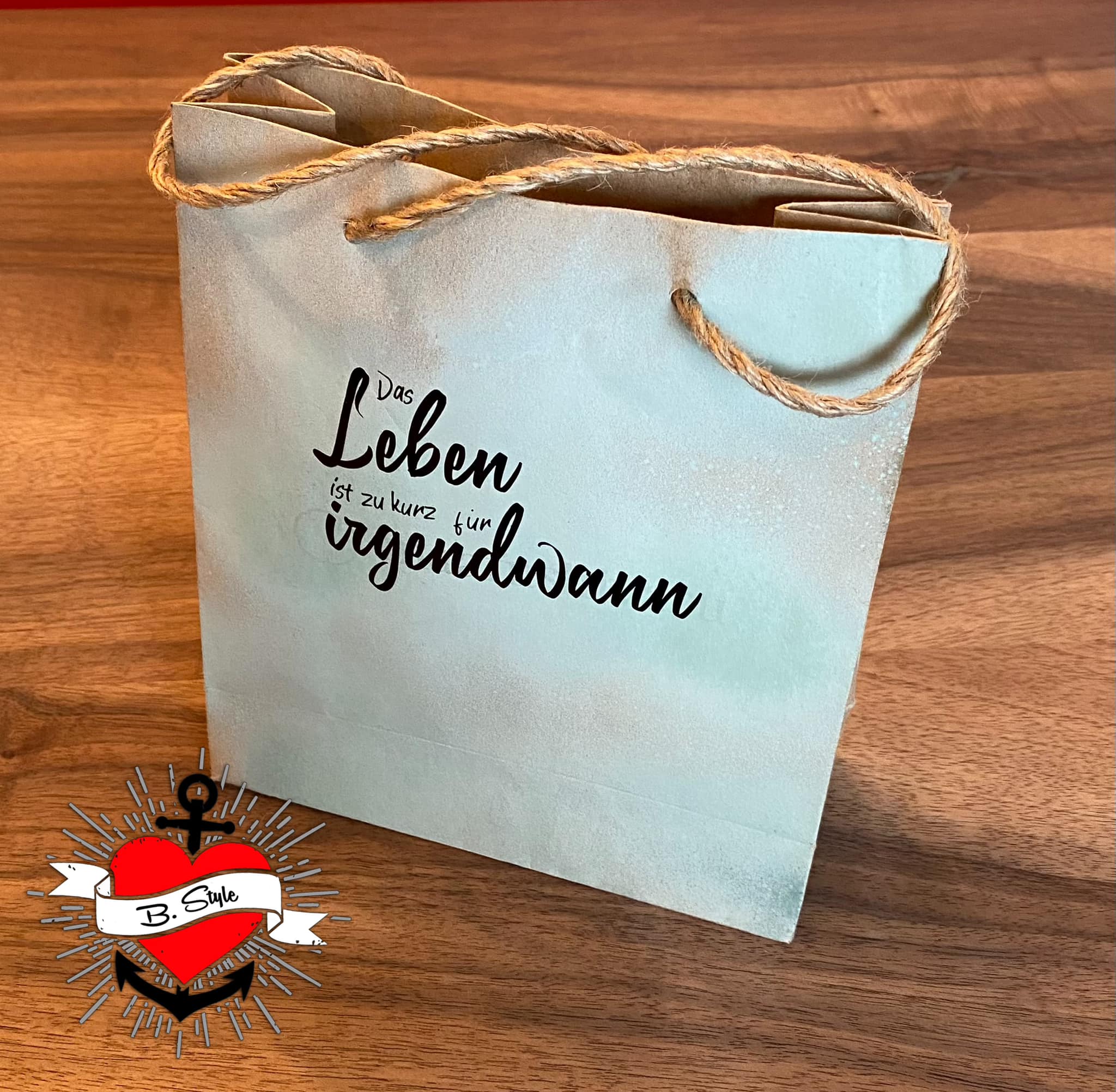 Geschenkverpackung aus Papier mit dem Schriftzug "Das Leben ist zu kurz für irgendwann" von easy-sticks, ideal für besondere Anlässe.