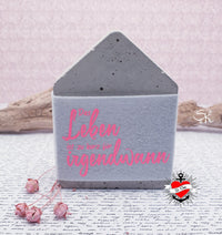 Ein elegantes Beton-Deko-Stück in Hausform mit der fröhlichen Aufschrift "Das Leben ist zu kurz für irgendwann" von easy-sticks, perfektes Design für moderne Inneneinrichtung.