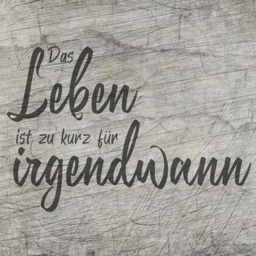 Inspirierende Plotterdatei "Das Leben ist zu kurz für irgendwann" von easy-sticks, gestaltet auf einer rustikalen Holzoberfläche. Perfekt für kreative DIY-Projekte und zum Ausdrucken und Lasergravieren.