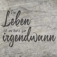 Inspirierende Plotterdatei "Das Leben ist zu kurz für irgendwann" von easy-sticks, gestaltet auf einer rustikalen Holzoberfläche. Perfekt für kreative DIY-Projekte und zum Ausdrucken und Lasergravieren.