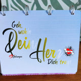 Farbenfrohes Notizbuch mit dem inspirierenden Spruch "Geh wohin Dein Herz dich trägt" von easy-sticks, ideal für kreative Gedanken.