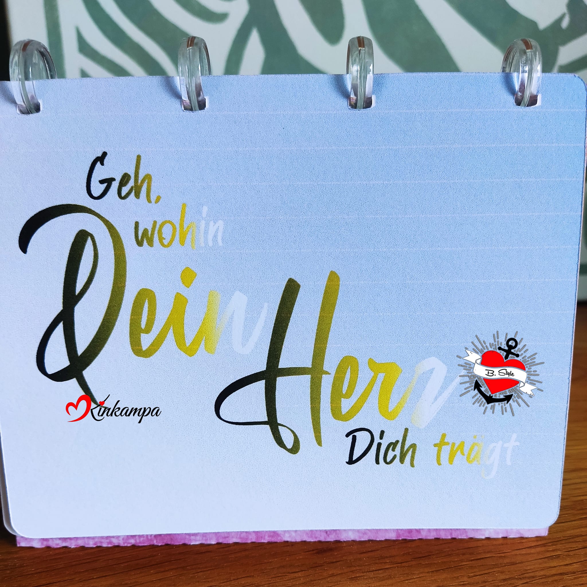 Farbenfrohes Notizbuch mit dem inspirierenden Spruch "Geh wohin Dein Herz dich trägt" von easy-sticks, ideal für kreative Gedanken.