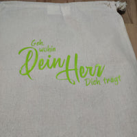 Schlichte Baumwolltasche mit grünem Schriftzug "Geh wohin Dein Herz dich trägt" von easy-sticks, perfekt für persönliche Geschenke.