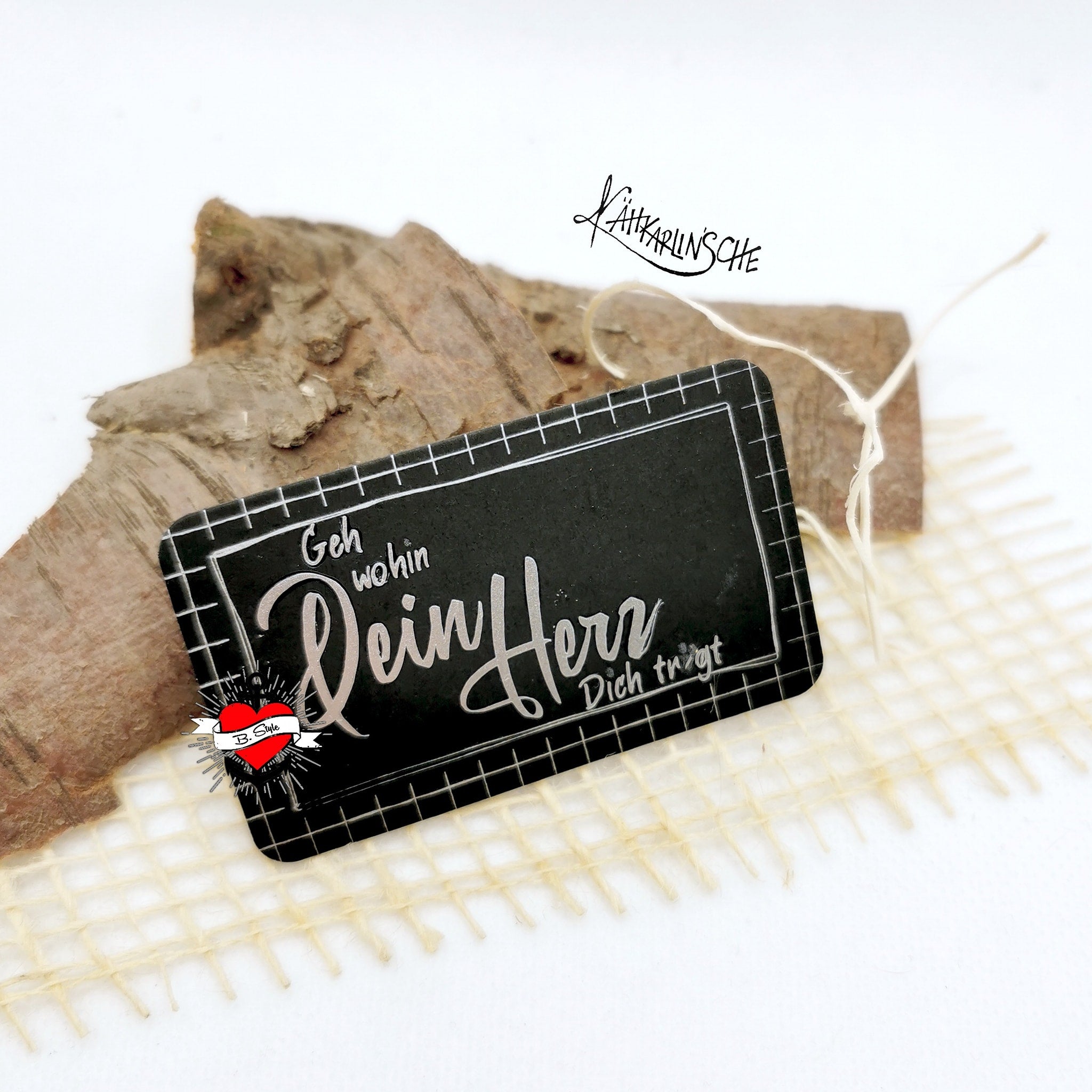 Elegantes Holzschild mit dem Aufdruck "Geh wohin Dein Herz dich trägt" von easy-sticks, ideal für dekorative Ideen.