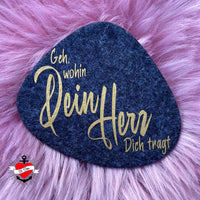 Modisches Filzlabel mit goldener Schrift "Geh wohin Dein Herz dich trägt" von easy-sticks, ein tolles Accessoire für Handarbeiten.