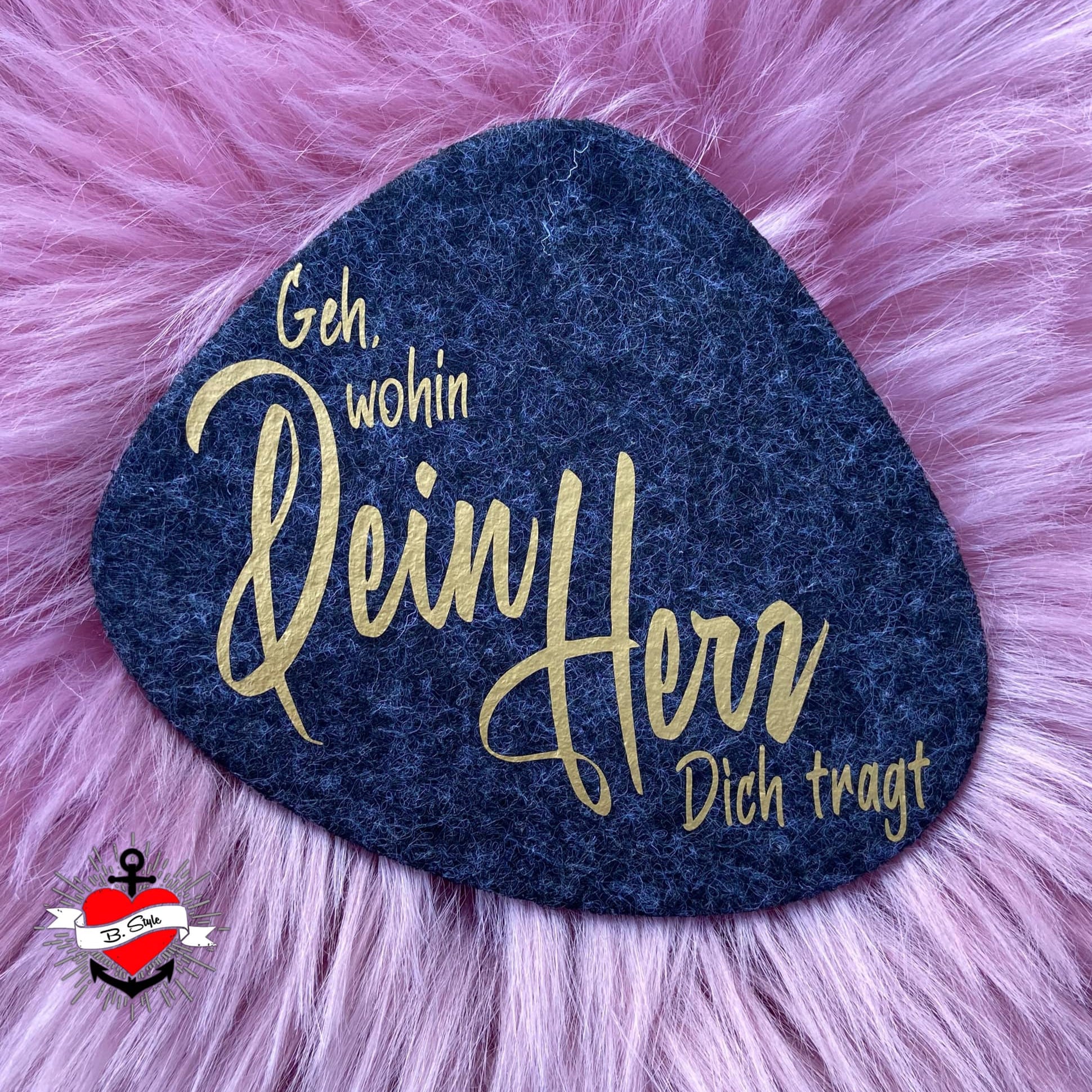Modisches Filzlabel mit goldener Schrift "Geh wohin Dein Herz dich trägt" von easy-sticks, ein tolles Accessoire für Handarbeiten.