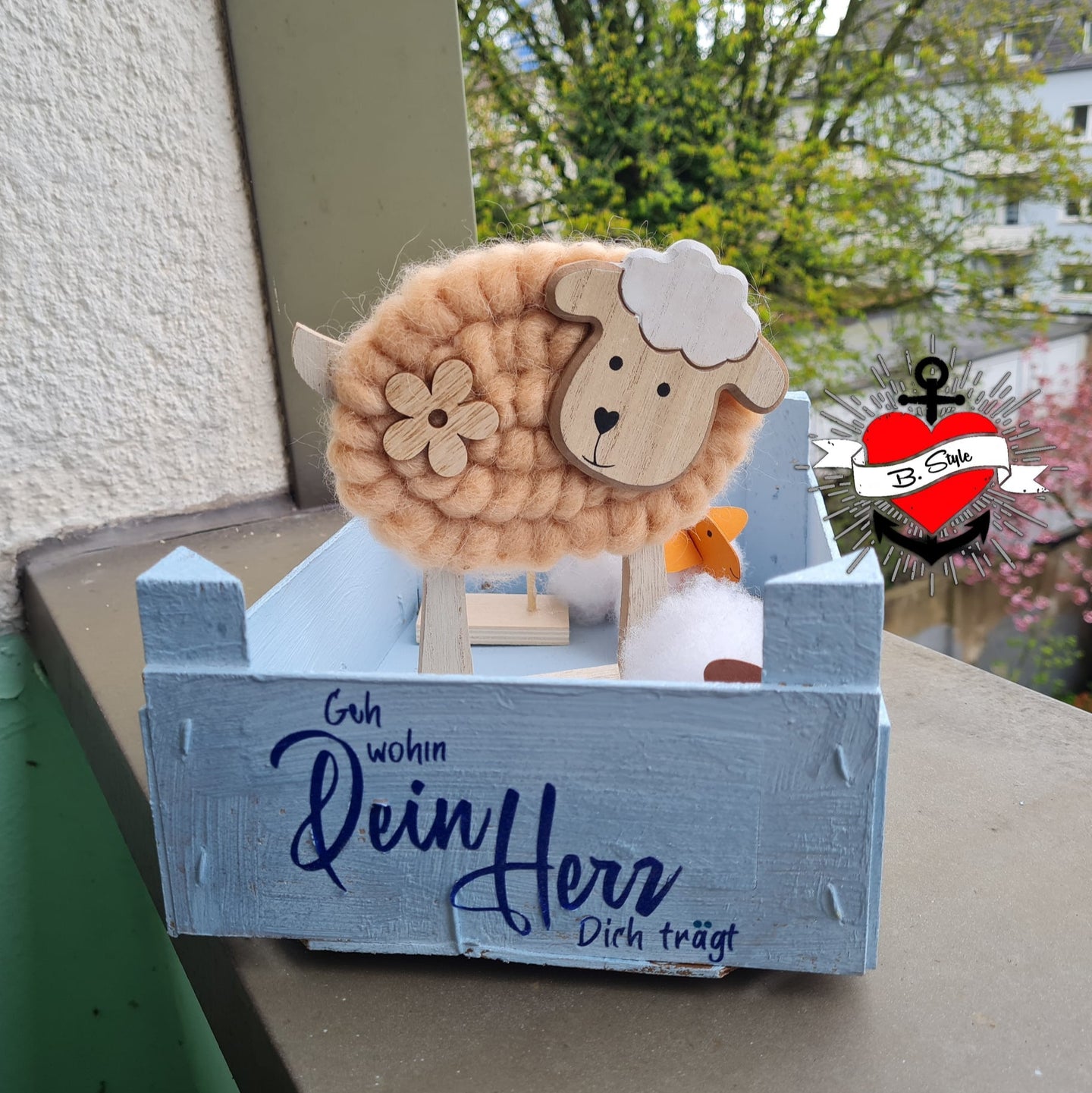 Kreatives Holzscheibchen mit Schaf und dem Spruch "Geh wohin Dein Herz dich trägt" von easy-sticks, ideal für DIY-Projekte.