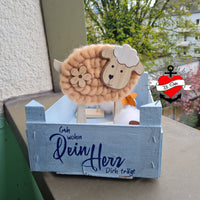 Kreatives Holzscheibchen mit Schaf und dem Spruch "Geh wohin Dein Herz dich trägt" von easy-sticks, ideal für DIY-Projekte.