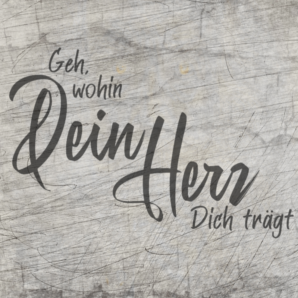 Kreatives Design der Plotterdatei "Geh wohin Dein Herz dich trägt" von easy-sticks, präsentiert auf einer schlichten Holzoberfläche, ideal für DIY-Projekte.
