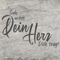 Kreatives Design der Plotterdatei "Geh wohin Dein Herz dich trägt" von easy-sticks, präsentiert auf einer schlichten Holzoberfläche, ideal für DIY-Projekte.