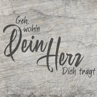 Kreatives Design der Plotterdatei "Geh wohin Dein Herz dich trägt" von easy-sticks, präsentiert auf einer schlichten Holzoberfläche, ideal für DIY-Projekte.