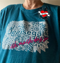 Farbenfrohes T-Shirt mit dem Design 'Desisegal' von easy-sticks, das florale Elemente integriert und perfekt für kreatives Selbermachen geeignet ist.