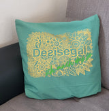 Türkisfarbenes Kissen mit goldenem Mandala-Motiv und dem Schriftzug 'Desisegal ich mach das so', gestaltet von easy-sticks.