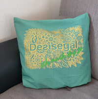 Türkisfarbenes Kissen mit goldenem Mandala-Motiv und dem Schriftzug 'Desisegal ich mach das so', gestaltet von easy-sticks.