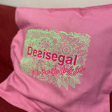 Kissen mit lebendigem Pink und grünem Design, auf dem die Worte 'Desisegal ich mach das so' prangen, von easy-sticks.