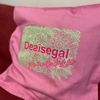 Kissen mit lebendigem Pink und grünem Design, auf dem die Worte 'Desisegal ich mach das so' prangen, von easy-sticks.