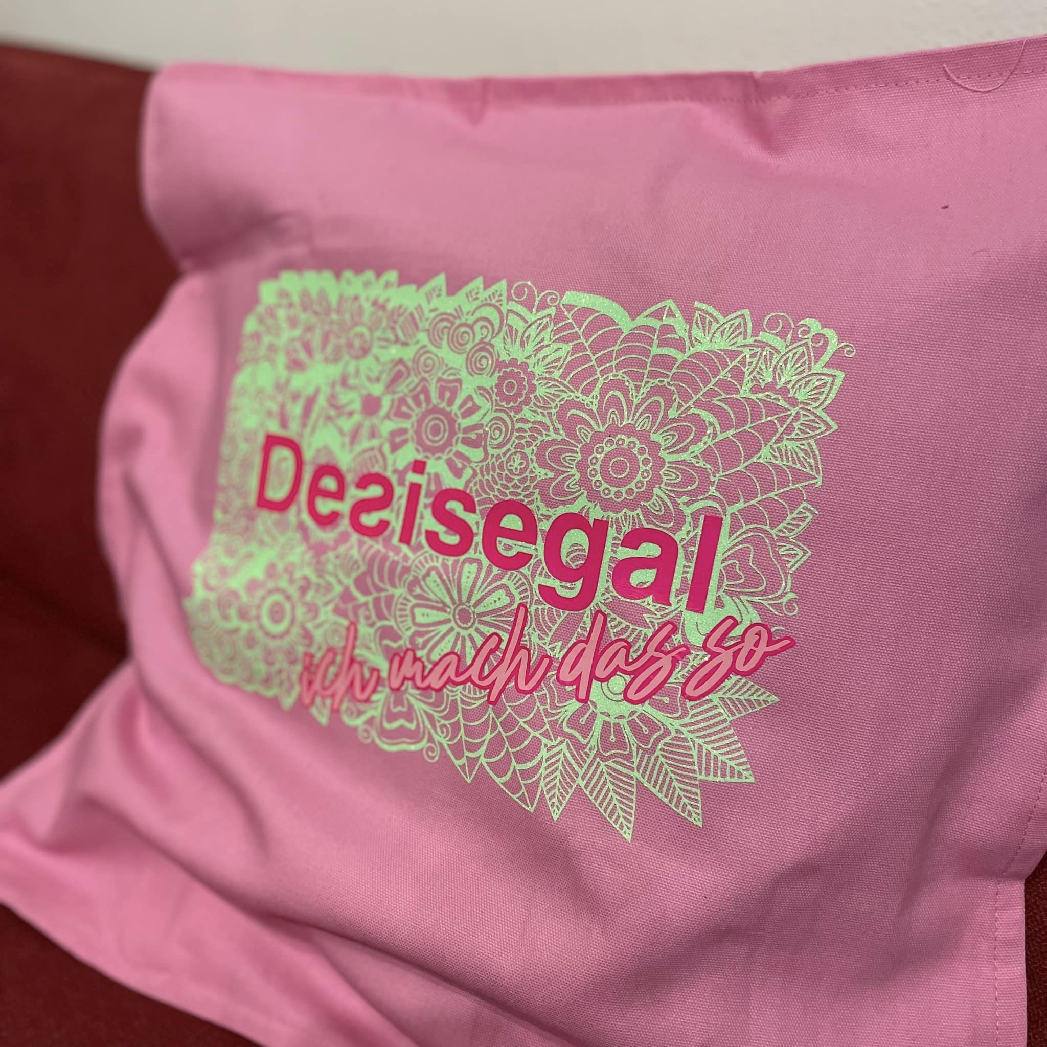 Kissen mit lebendigem Pink und grünem Design, auf dem die Worte 'Desisegal ich mach das so' prangen, von easy-sticks.