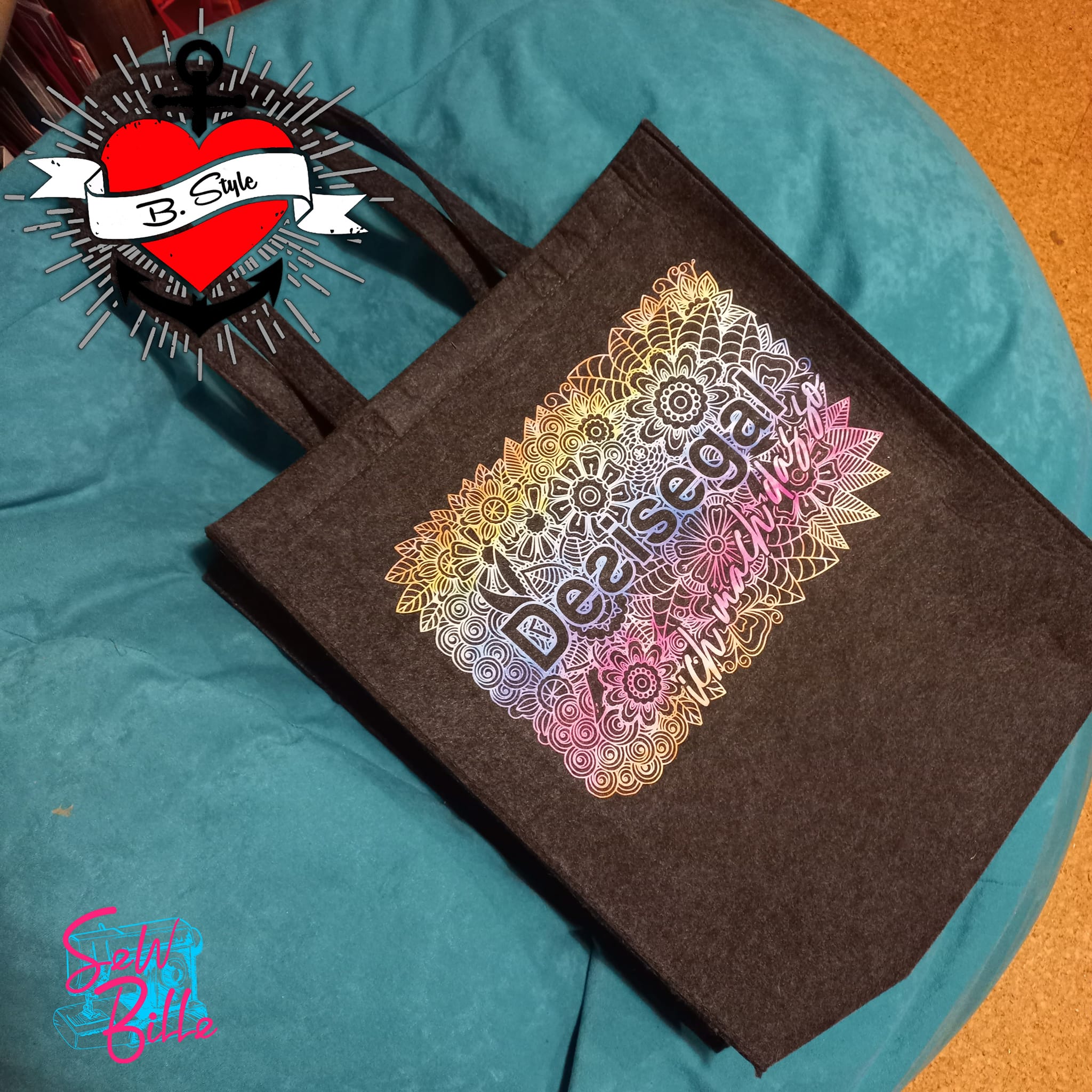 Stylische Stofftasche mit buntem Mandala-Design und dem Schriftzug 'Desisegal', kreiert von easy-sticks.
