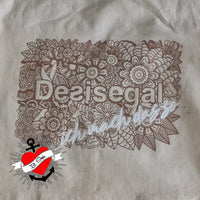 Natürliche Stofftasche mit dem Aufdruck 'Desisegal' von easy-sticks, geschmückt mit filigranen Blumenmotiven, ideal für nachhaltige DIY-Projekte.