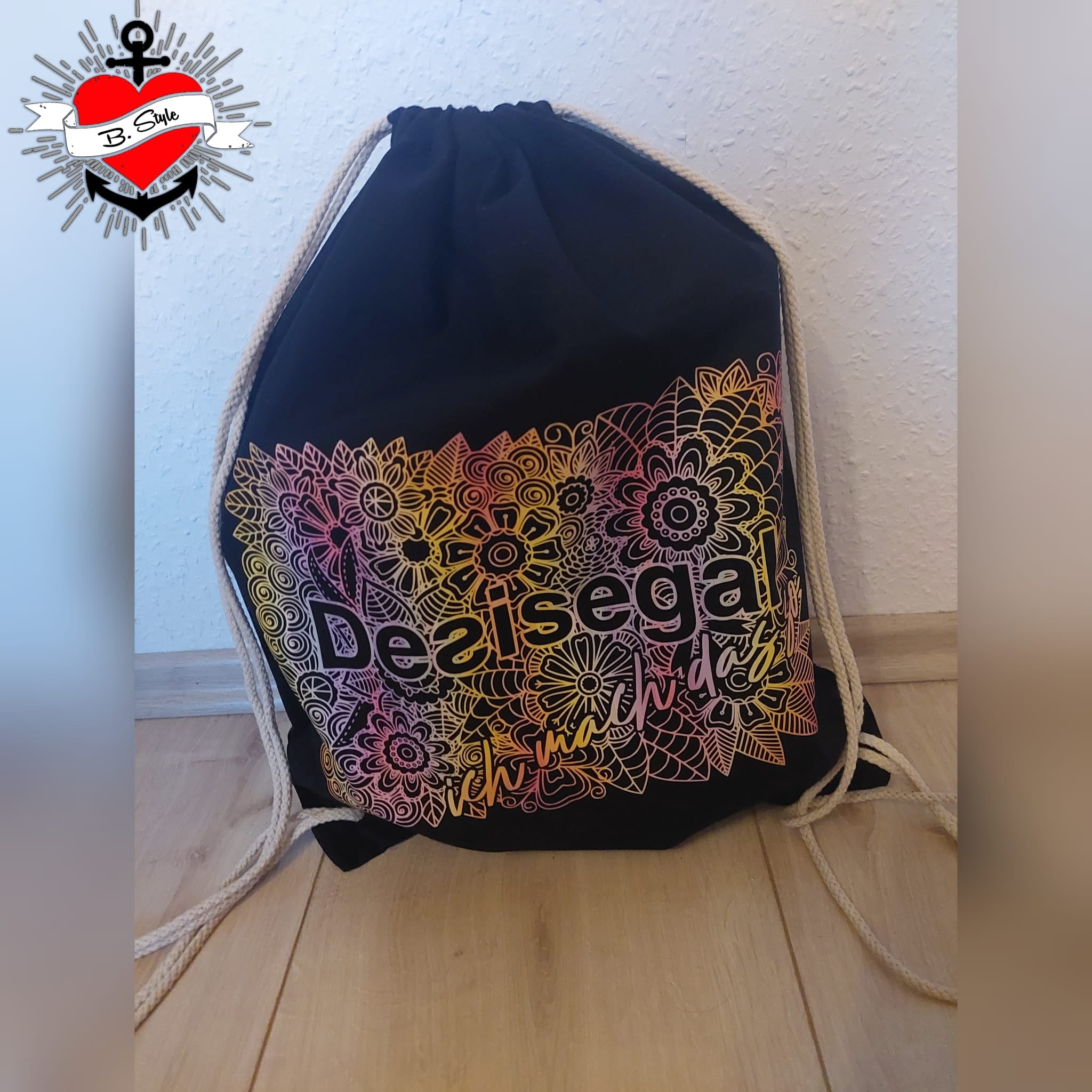 Schwarzer Rucksack mit buntem Mandala-Design und dem Text 'Desisegal ich mach das so', erstellt von easy-sticks.