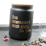 Schwarzer Metallbehälter mit Holzdeckel, darauf steht in goldener Schrift: "Das interessiert mich nicht. Die Bohne". Perfekt für kreative Projekte, erhältlich bei easy-sticks.