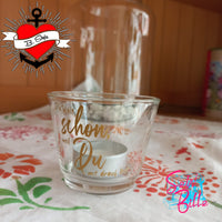 Schönes Teelichtglas mit goldener Schrift "Die Welt ist schön, weil Du drauf bist" von easy-sticks, ideal für kreative Dekorationsprojekte.