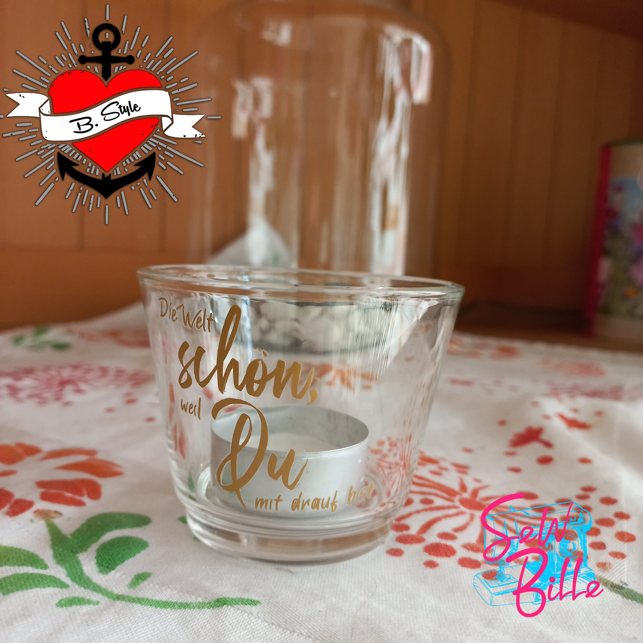 Schönes Teelichtglas mit goldener Schrift "Die Welt ist schön, weil Du drauf bist" von easy-sticks, ideal für kreative Dekorationsprojekte.