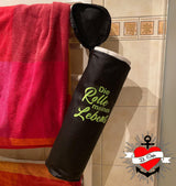 Moderne Halterung für Toilettenpapierrollen mit dem Spruch "Die Rolle meines Lebens", designt von easy-sticks, für einen kreativen Akzent im Badezimmer.
