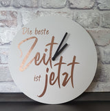 Wanduhrenkreation mit dem Titel "Die beste Zeit ist jetzt" von easy-sticks, auf hellem Hintergrund zeigt sie die stilvolle Zeitansage in einer modernen Schriftart.