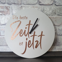 Wanduhrenkreation mit dem Titel "Die beste Zeit ist jetzt" von easy-sticks, auf hellem Hintergrund zeigt sie die stilvolle Zeitansage in einer modernen Schriftart.