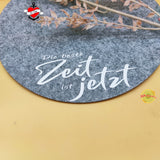 Kreatives Projekt mit der Plotterdatei "Die beste Zeit ist jetzt" von easy-sticks, präsentiert auf einer grauen Unterlage im minimalistischen Stil.