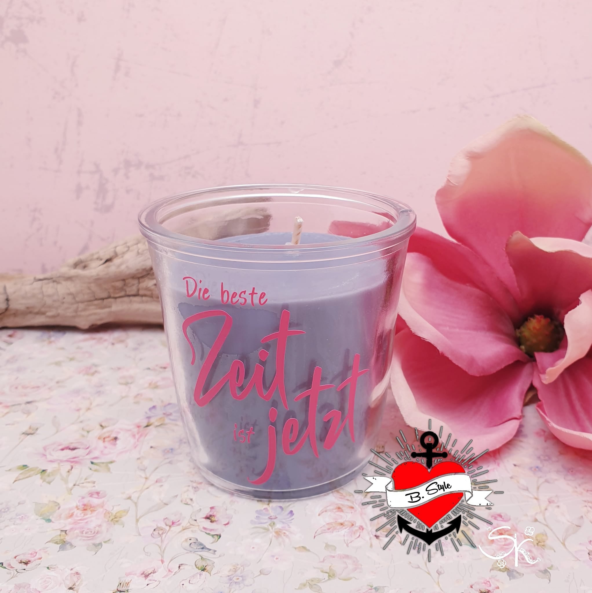 Elegante Kerze präsentiert mit der Plotterdatei "Die beste Zeit ist jetzt" von easy-sticks, auf einem romantischen Hintergrund mit Blumen.