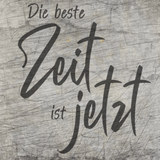 Inspirierende Plotterdatei von easy-sticks mit dem Schriftzug "Die beste Zeit ist jetzt", auf Holz-Optik präsentiert, ideal für kreative DIY-Projekte.