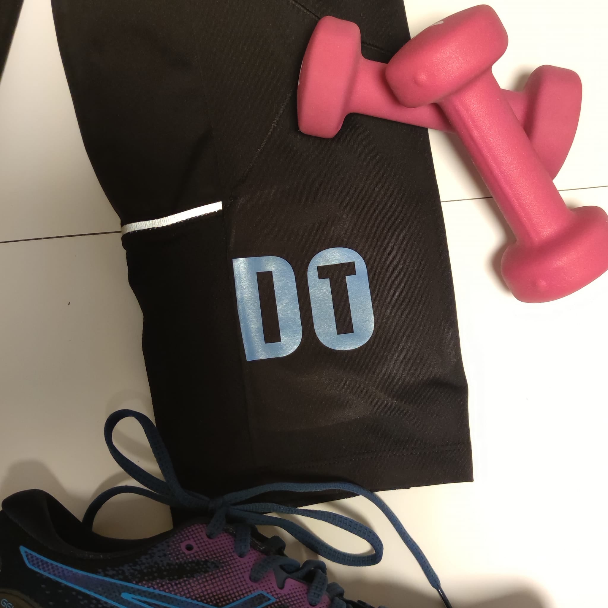 Schwarze Sporthose mit dem Schriftzug 'DT', daneben pinke Hanteln. Ideal für kreative Fitnessprojekte mit der 'DO IT' Plotterdatei von easy-sticks.