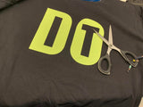 "DO IT" Plotterdatei von easy-sticks auf einem T-Shirt, versehen mit einem leuchtenden Design, das kreative DIY-Projekte anregt, daneben eine Schere zum Schneiden.