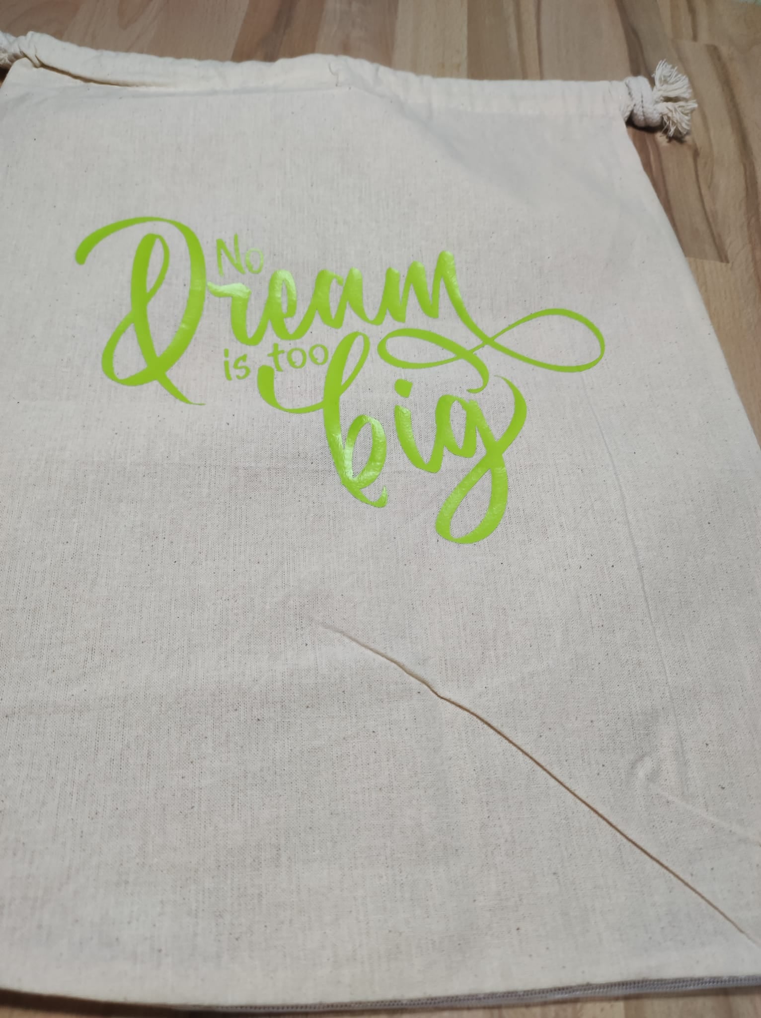 Natürlicher Baumwollsack mit dem Aufdruck "No Dream is too big" in leuchtend grüner Schrift von easy-sticks, ideal für kreative Aufbewahrungslösungen.