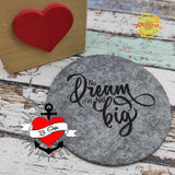 Runder Filzuntersetzer mit der inspirierenden Botschaft "No Dream is too big" von easy-sticks, perfekt für individuelle Bastelarbeiten.